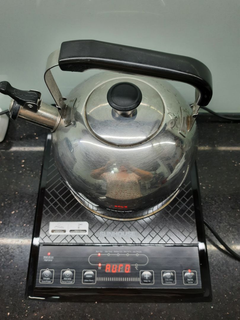 Tiki giao hàng nhanh hơn 1 ngày đóng gói cẩn thận, bếp mới đẹp. Mình nấu thử thấy okey. Nhưng mặt bếp rất rất nóng, sau khi tắt bếp . Do đó phải rất cẩn thận khi sử dụng nếu nhà có bé nhỏ ( vì trước  đây mình xài bếp từ, nên nấu xong ko thấy nóng như vậy ) Tiki giao hàng nhanh hơn 1 ngày đóng gói cẩn thận, bếp mới đẹp. Mình nấu thử thấy okey. Nhưng mặt bếp rất rất nóng, sau khi tắt bếp . Do đó phải rất cẩn thận khi sử dụng nếu nhà có bé nhỏ ( vì trước  đây mình xài bếp từ, nên nấu xong ko thấy nóng như vậy )