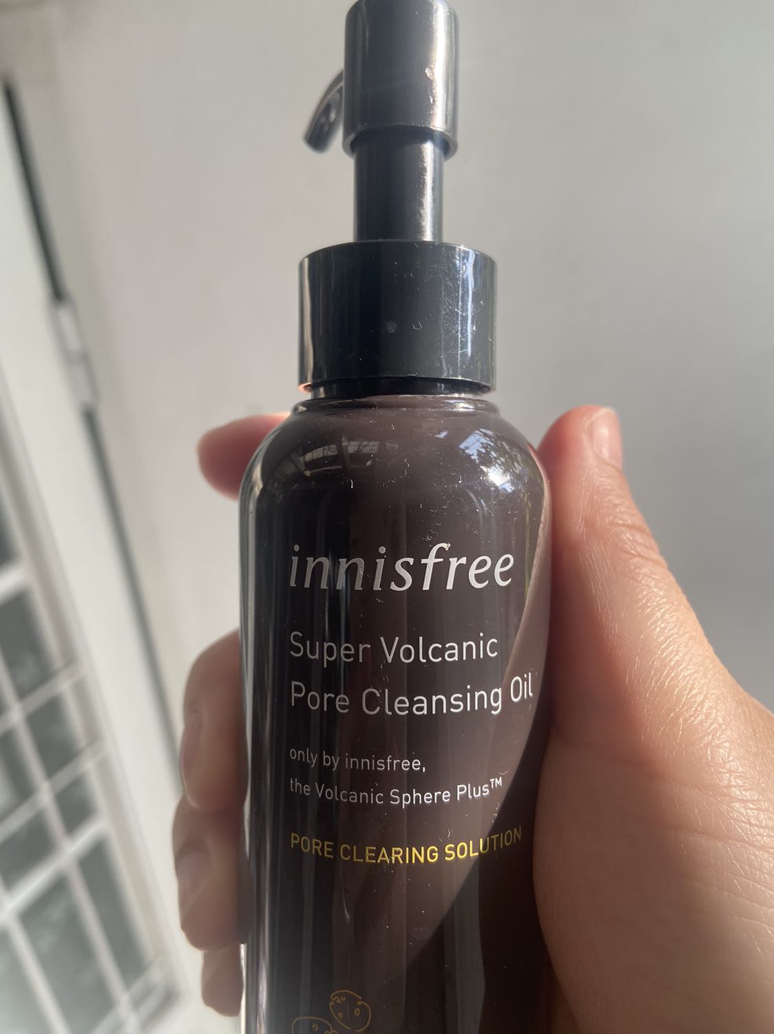 Tẩy trang khá sạch lớp trang điểm. Tuy nhiên vẫn hơi cay mắt sau khi rửa xong, nên mng nhớ làm sạch vùng mắt nhé :)