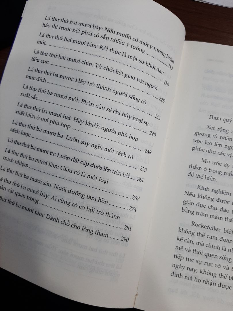 Sự thịnh vượng và giàu có của gia tộc Rockefeller bắt nguồn từ những lời khuyên mà Rockefeller để lại cho con cháu.

Thế hệ này qua thế hệ khác đã ngày đêm nghiên cứu, tiếp thu những lý luận ấy và đem ra thực hành, để truyền thống được lưu truyền, thế hệ này ưu tú hơn thế hệ sau.

Trong suốt cuộc đời mình, "Vua dầu mỏ" đã viết tổng cộng 38 lá thư để dặn dò con trai bằng những bài học trong kinh doanh, cuộc sống mà bản thân ông đã từng trải qua và tự mình chiêm nghiệm