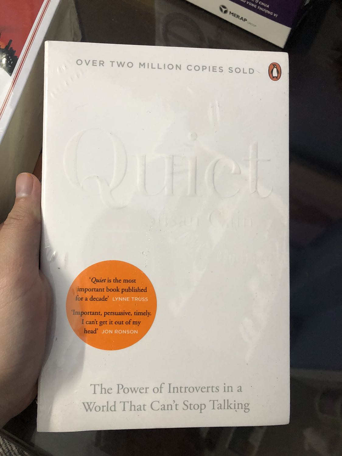 Hài lòng!
Giao hàng nhanh hơn dự kiến, đóng gói kĩ, có bọc giấy kính, sách tuy dày nhưng cầm rất nhẹ tay. Cảm ơn shop và Tiki!