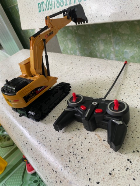Chất lượng rất tốt so với giá. Bé nhà mình rất thích. Xe đi chuyển trước sau trái phải, có thể điều khiển cần múc rất linh hoạt.
Pin xe có thể sạc, chơi khá lâu.
Có công tắc ở phía dưới xe nha mọi người. 
 10 điểm.