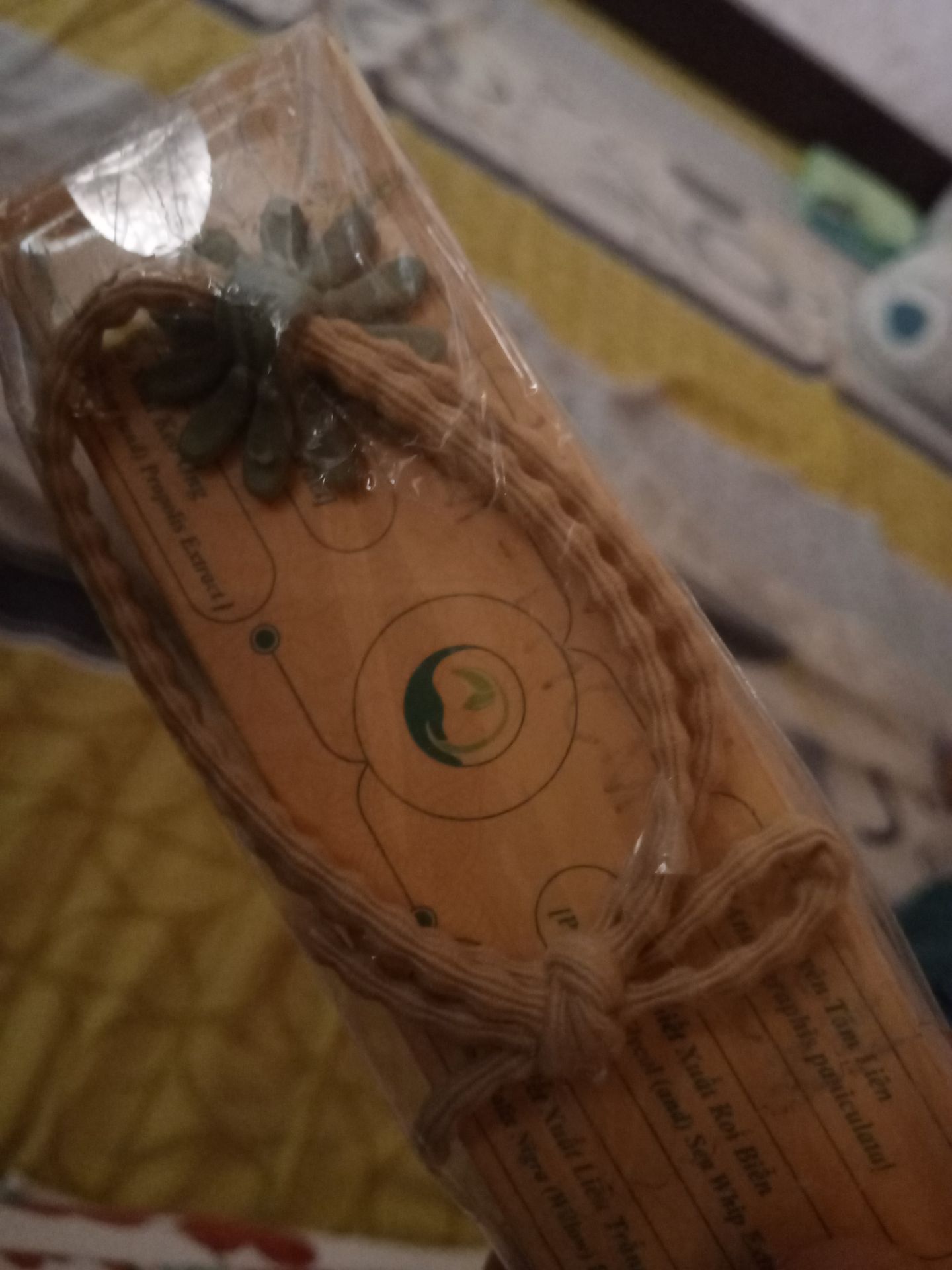 Hàng date xa, có kèm quà tặng cột tóc dễ thương. Kem này dùng đã lâu, thấy đặc biệt hiệu quả đối với da trẻ nhỏ bị mẩn đỏ, rôm sảy, nước ăn da tay chân, mình bôi 1-2 lần bé hết (bôi càng sớm thì nhanh khỏi hơn); người lớn thì phải bôi đều vài ngày mới khỏi. Thành phần thảo dược thiên nhiên lành tính nên cũng an tâm. Sản phẩm Việt lại rất chất lượng, nhà nào có bé nhỏ mình nghĩ nên mua dùng.
Tiki giao hàng nhanh, đóng gói cẩn thận.