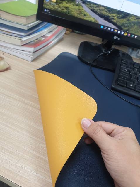 hàng đẹp, mua lần 3 do bị mèo cào rách. nên mua miếng lớn ít bị dịch chuyển khi thao tác làm vc hơn miếng nhỏ 30x60. màu sáng mau bẩn hơn màu tối.. lướt chuột ok.
