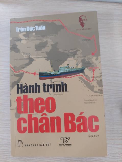 Sách viết kiểu như tư liệu của đoàn phim sẽ tìm qua những nơi mà Bác đã đặt chân tới, những nơi mà Bác đã ở lại và làm việc, sách hay lắm nha