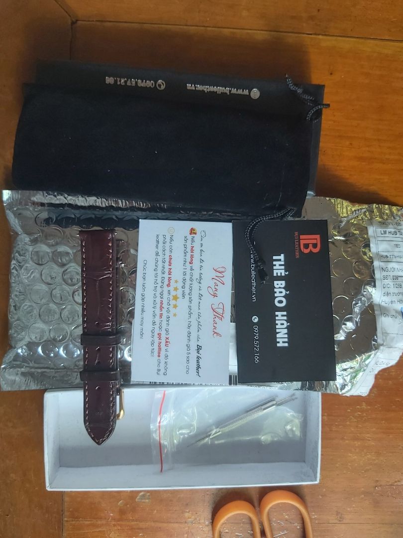 Mua hai lần ở shop r lúc nào mua về cũng ok hết á, đóng gói rất kĩ và có lời cám ơn cùng mã giảm giá nữa, shop tư vấn rất nhiệt tình luôn, em muốn thay khóa vàng shop cũng ok thay cho e,  món này bền ko e chưa thử nhưng kì trước mua dây nịt và bóp viết da thật và dày lắm bền lắm giá ok nữa. e khuyến khích mn mua shop này nha!