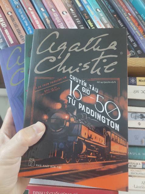 Không như thám tử Poirot với khả năng thấu hiểu tâm lý con người, bà Marple lại là một mẫu thám tử nghiệp dư dựa vào năng lực phán đoán và trực giác của một người dày dặn kinh nghiệm.
