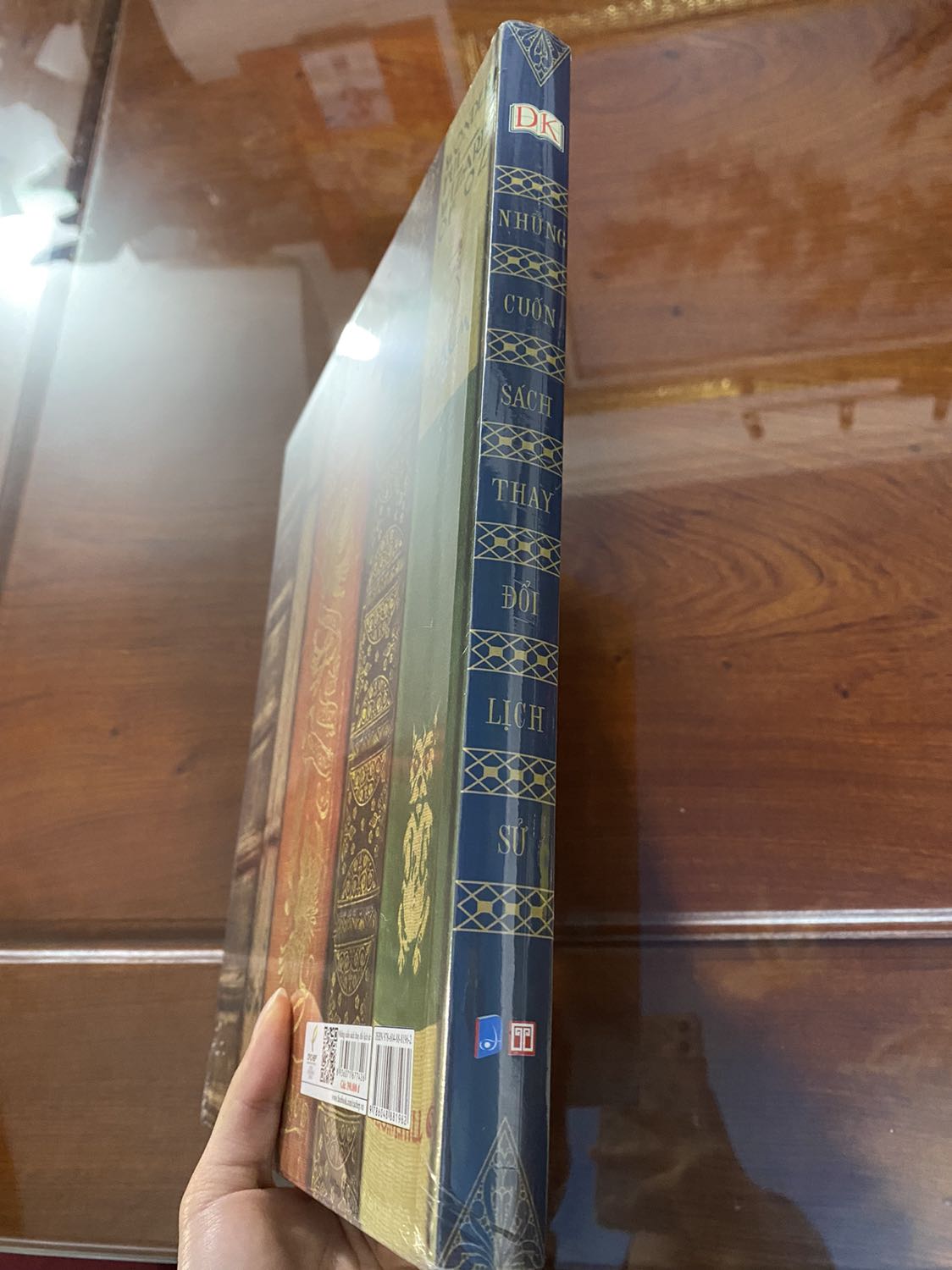 Sách rất rất đẹp ạ. Mới đầu mình lo sách bọc không cẩn thận sẽ bị méo mó nhưng quyển của mình được tiki giao trong tình trạng perfect luôn. Có điều sách to và nặng nên gáy sách hơi lỏng lẻo, mình nghĩ không giở nhẹ nhàng cẩn thận trang sách bị rời ra mất.