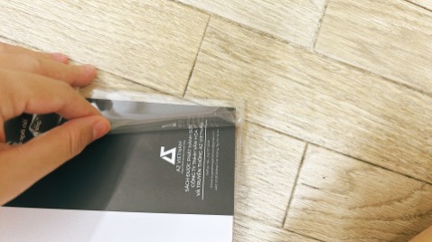 Sách không vấn đề gì. 1 sao ở đây là để đánh giá Tiki. Bookcare của Tiki lần này rất tệ, dễ rách ở mép. Cuốn này mình vừa nhận mở ra thì thấy bookcare rách ra rồi. Mình yêu cầu đổi bookcare mới thì nhân viên bảo không thể giao bookcare riêng, phải đổi cùng với sách. Nên mình lại đóng gói cuốn đó kèm bookcare rách gửi cho Tiki. Giờ nhận lại sản phẩm thì chỉ có 1 cuốn sách và hoàn toàn không có bookcare. Giờ nhắn nhân viên thì lại kêu chụp ảnh, reply *** rồi lại theo quy trình đổi hàng như hôm trước. Mình thấy rất phiền. Sách nhận được 3 ngày rồi chưa được đọc. Cứ chuyển tới chuyển lui như vậy. Mình cũng không rảnh rỗi để ở nhà và chờ nhân viên tới đưa sách mỗi ngày như vậy. Bookcare của 2 cuốn còn lại tối qua mình đang cầm đọc thì cũng bị bong ra 1 chút.