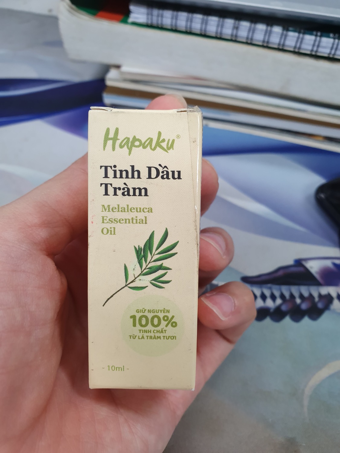 Giao hàng nhanh. Shop bọc bằng giấy bìa cũng ổn rồi, nhưng vì là tinh dầu nên nếu có chống shock thì sẽ an toàn hơn, tránh vỡ khi giao hàng. Hàng nguyên seal, có hạn sử dụng và mã vạch.
Theo cảm nhận mình đánh giá đây là loại tinh dầu tốt, mùi hương đặc trưng của dầu tràm, thơm dịu, ko hăng. mình đang đau đầu, mà mở ra ngửi 1 xíu thấy dễ chịu lắm. Dùng hết mình sẽ mua tiếp