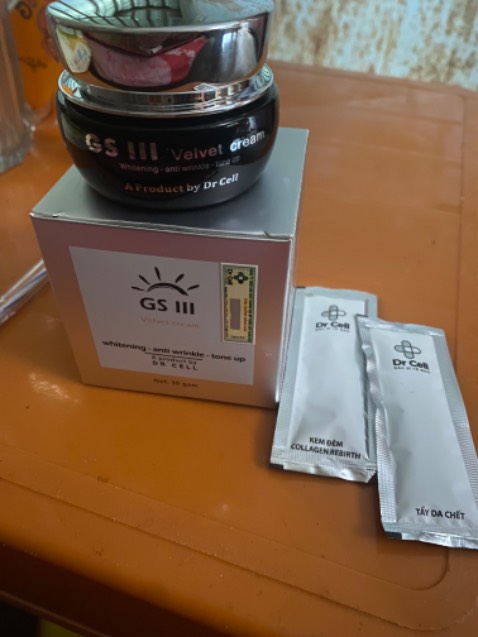 Đã nhận dc hàng. Chưa thử nên chưa biết sản phẩm ra sao. Có kèm quà tặng. Cảm ơn dhop