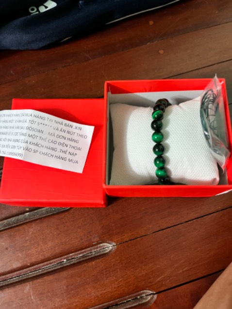 Đẹp, hộp xinh, có tặng kèm dây và 2 hạt dự phòng