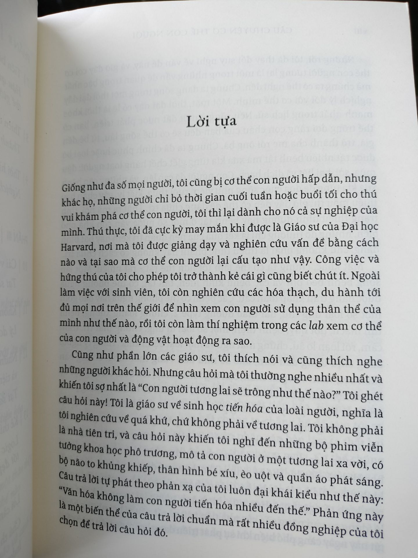 Sản phẩm thực ra về nhà nguyên vẹn nhưng do mình để ướt mưa nên em nó mới dính vệt loang như thế :') Về cuốn sách này, có thể nói là xem xét lịch sử tiến hoá của con người thông qua cơ thể của chúng ta và bệnh tật đi kèm. Rất đáng đọc để hiểu cơ thể mình, các bệnh lý thường gặp và biết cách chăm sóc bản thân mình hơn~ Tác giả viết có chọn lọc, dễ hiểu cho kẻ ngoại đạo như tớ và pha thêm chút hài hước, khiến cho quá trình đọc rất hứng thú, enjoyable.