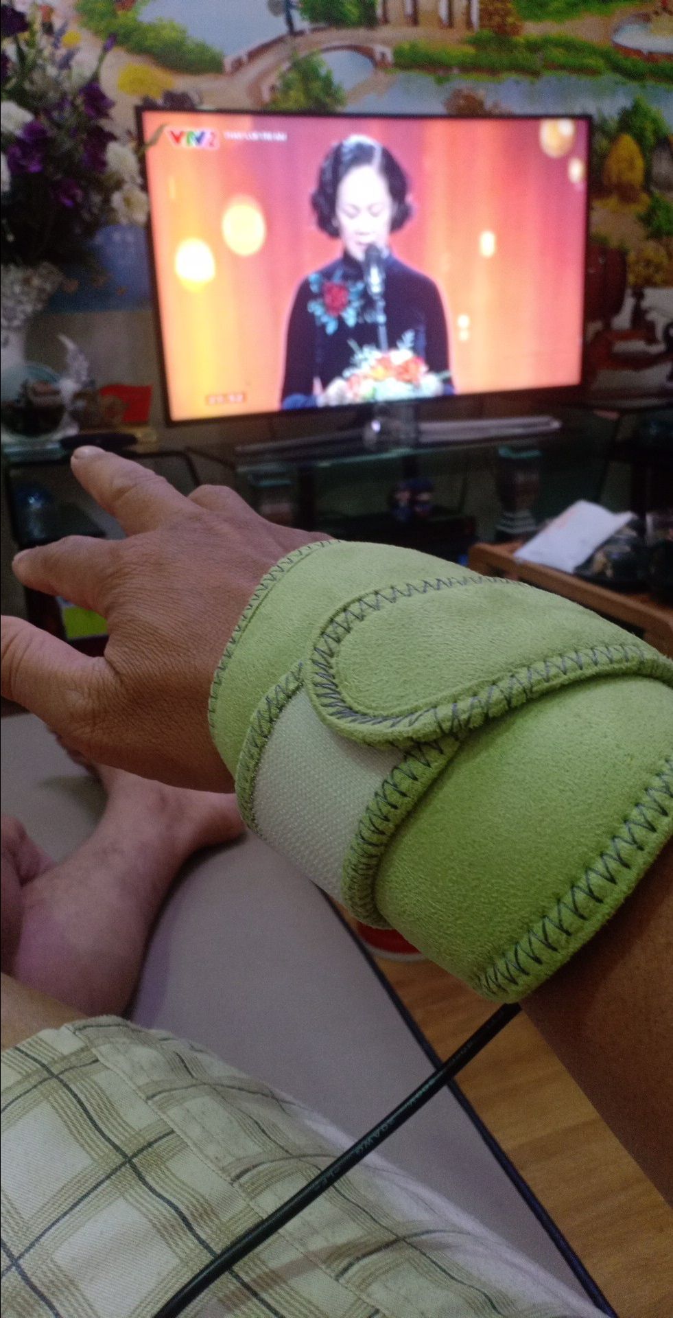 sau khi biêt bị thái hóa đốt sống cổ và thoát vị đĩa đệm,wa tìm hiểu mình đã QĐ mua Đai chườm thảo dược Hapaku, qua hệ thống TIKI, sau 2 ngày mình nhận đc hg, rất nhanh, đóng gói rất cẩn thận. Sản phẩm dùng TUYỆT VỜI, thật ko ngờ vô cung dễ chịu. minh tiếp tục mua luôn đai LƯNG. Thảo dược rất thơm sau sd thấy nhẹ, khớp êm đau nhức giảm hẳn dùng thời gian nưa xem kq như the nào. cứ đà này zẽ rất tốt cho khớp. túi thảo dược dễ mua, do nhà cung cấp bán các bạn chỉ cÀn gọi điện zẽ đc chuyển đến tận nhà cho bạn sdụng