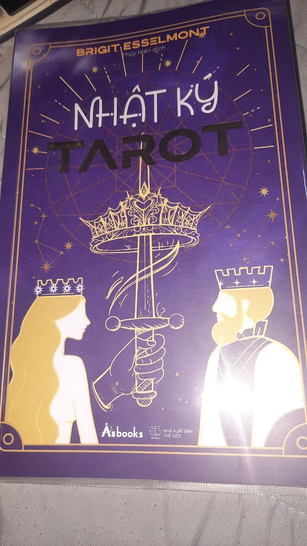 Thời gian giao khá lâu nhưng được điểm cộng vì có bọc sách 
Về nội dung: Sách khá hay , với những bạn đang có ý định xem tarot thì cuốn sách này sẽ giải thích các thắc mắc trong lòng bạn và hướng dẫn bạn cách để xem tarot . Lời văn viết khá gần gũi kèm theo các ảnh minh họa và ví dụ từ các câu truyện , điều này sẽ giúp các bạn mới học dễ tiếp thu hơn. Nội dụng khi đọc khá cuốn khi bạn đam mê tarot.