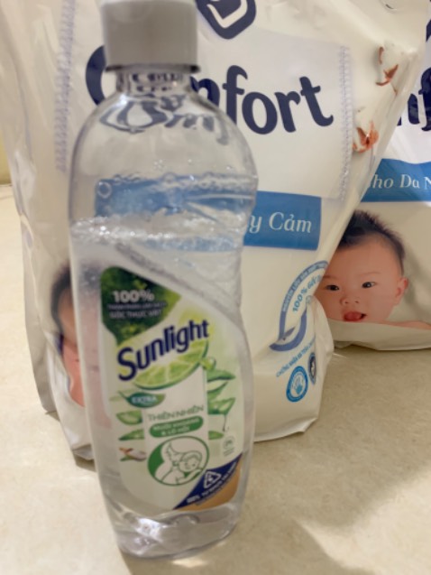 Giao hàng chuẩn nguyên seal
Mùi hương dịu. Tin dùng đã lâu. 
Khi mua được tặng khuyến mại thêm 2 chai nước rửa bát, nhìn giống như chiết đổ từ can to vào (không seal, chai vơi thiếu khoảng >20%), hao hụt hơi nhiều nha =)))) Tuy là tặng nhưng cũng nên chỉn chu chút chứ Tiki?