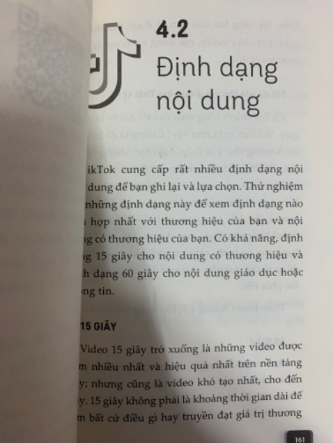 Có dẫn chứng mã QR nhiều, giấy tốt bìa tốt, nội dung chung chung ko chuyên sâu vấn đề, sách trình bày không được chỉnh chu mục lục & nội dung ko khớp với nhau, nội dung dành cho người chưa biết gì về *** sẽ phù hợp hơn