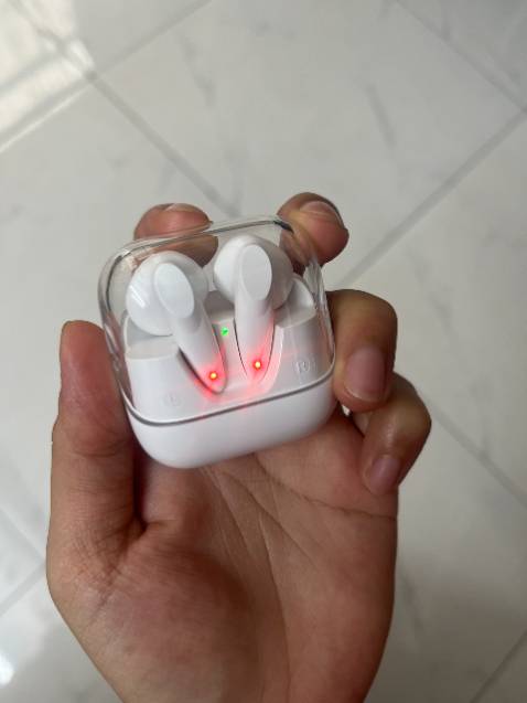 Tai nghe đẹp quá, dùng mấy hôm rồi nhưng vẫn mượt. Nhỏ nhắn nhưng pin đc lâu, có lần mình đeo cỡ 3 tiếng liên tục nhưng vẫn còn pin.
Về chất âm thì OK, có âm bass, tiếng nhạc êm. Chủ yếu vẫn thích thiết kế nhỏ và nhẹ của tại nghe