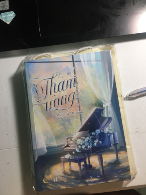 Em chẳng hề tin vào thứ gọi là tình yêu sét đánh cho đến khi em gặp anh. Khi thấy anh, trái tim em bỗng lỡ một nhịp, em quá đỗi ngỡ ngàng trước vẻ đẹp thu hút lôi cuốn ng khác của anh. Em đã gặp rất nhiều người, nhưng em đối với họ chẳng hề nảy sinh tâm ý gì cả. Mãi đến khi em gặp anh, em mới nhận thấy rằng, duyên đến muộn một chút cũng được, miễn sao đúng người thì muộn một chút cũng đâu có sao.