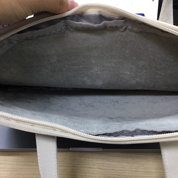 Màu đẹp, bên trong khá đẹp, mềm.
Phù hợp xách đi làm.
Đẹp