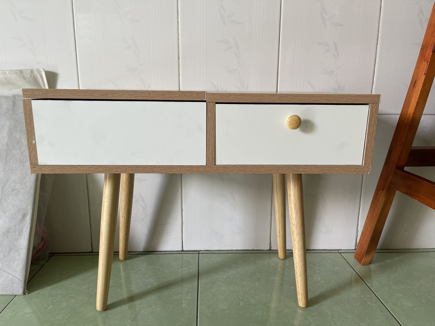 Sản phẩm y hình, lắp ráp hơi khó vì vặn bằng tay là lâu lắm luôn, hai cha con vật vã đã đời. Nhưng lắp xong thì khá ưng ý vì bàn đẹp như hình, gương nguyên vẹn. Trừ 1 sao vì vận chuyển hơi lâu :(