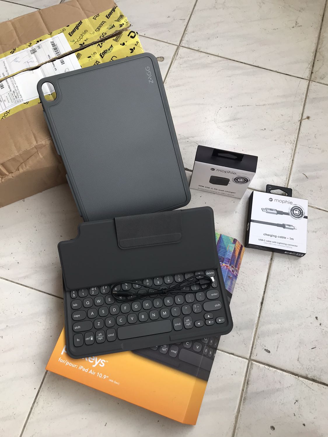 Giao hàng nhanh. sản phẩm tuyệt vời. mua đợt này còn được tặng quà củ và dây sạc 20w. nếu apple keyboard quá mắc thì đây là sự chọn lựa số 1. các bạn đừng mất thời gian tìm  hiểu các loại khác làm gì, Zagg mà mua nhé. có đủ các kích thước cho từng đời ipad.Kết nối được 2 thiết bị, có đèn bàn phím và rất nhiều phím tắt. vỏ bảo vệ và bàn phím tách rời rất tiện lợi(kết nối bằng nam châm rất chắc) ưng quá, tks shop.