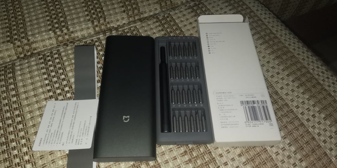 Mình đã nhận hàng. Mặt hàng nhận có tem đầy đủ nguyên siu. mình cảm giác hành thật của Xiaomi ló logo đàng hoàng chứ ko như mấy shop khác....tuy giá có cao chút nhưng hàng caahts lượng...