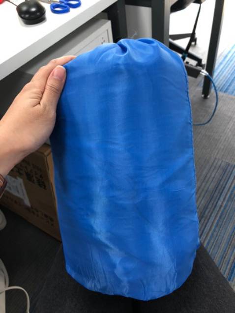 Sp dày dặn, đường may chắc chắn. Lần đầu cầm vào đã thấy rất mềm và êm tay. Nằm thấy êm và rất thoải mái, không bị kích ứng da. Vải chống thấm nước khá tốt, vì một lần mình làm đổ cafe lên túi ngủ thì không thấy bị ướt phần bông bên trong, ngoài ra thì vệ sinh cũng khá dễ dàng. Mình là dân văn phòng, buổi trưa hay ngủ lại công ty nên sắm một cái để mang theo rất tiện lợi. Từ hôm mang đi làm mà mấy đứa cùng chỗ làm cứ hỏi nhờ mua hộ mãi.😂
Khoá mở 2 chiều, mở dc bên ngoài và kéo lại bên trong. phần đầu hở ra có dây rút để rút cho ôm đầu mình lại, nói tóm lại là khá ưng em này của shop. thank you shop và tiki nhé