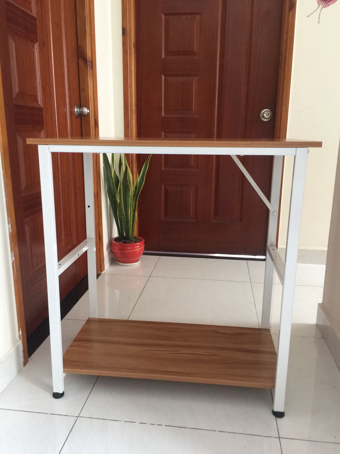 Khung sắt dày, chắn chắn. Gỗ nặng tuy nhiên màu sậm hơn hình. Sơn khung không được bóng đẹp, hơi sần sùi. Khoan thiếu 1 lổ để bắt ke cố định. Có thể nói chung là hài lòng.