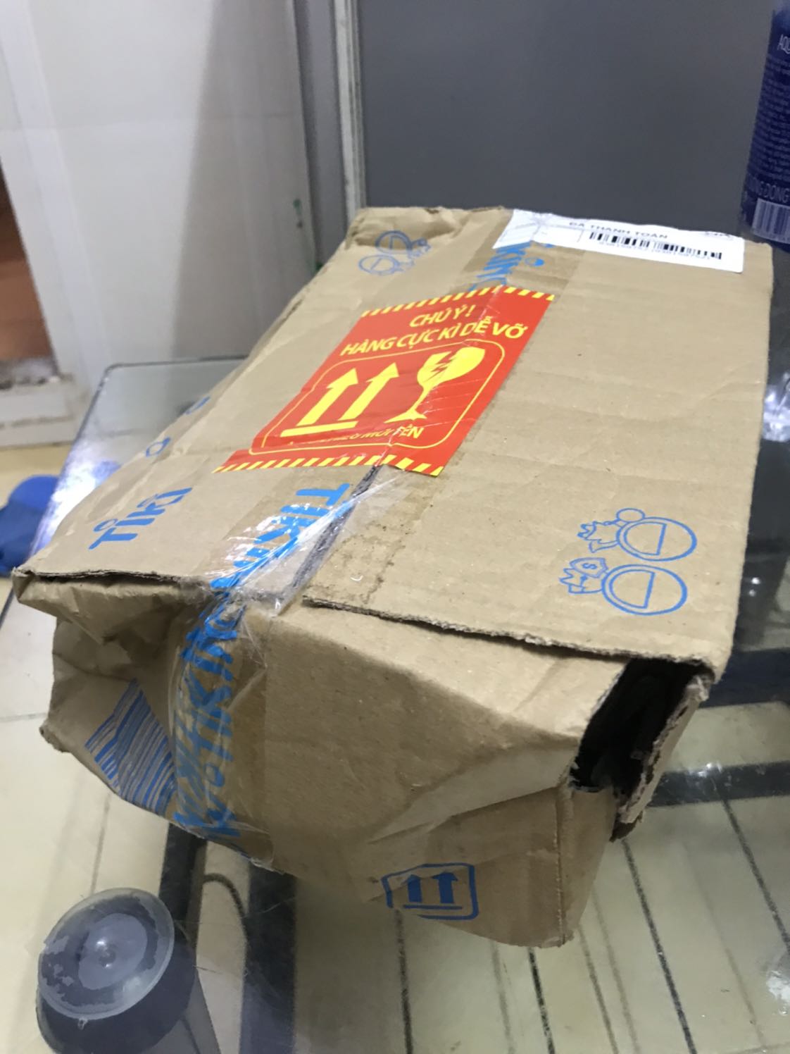 Giao hàng quá lâu, khi mình nhắn nhân viên tư vấn để hỏi tình hình vận chuyển thì được báo do dịch Covid nên chưa đóng gói (mình đặt 18/6 và tối 22/6 mình nhắn cho Tiki vì theo dõi đơn hàng thì 22/6 nhận đc), và nhân viên nói xin phép huỷ đơn hàng của mình, mặc dù mình chỉ nhắn hỏi tình trạng đơn hàng. Cơ mà thật ra vân k thấy tiki huỷ, và đến hnay thấy shipper gọi nhận hàng. Mình vẫn nghĩ sẽ cho 4 sao vì chậm chễ, mình k có nhà nên nhờ ng nhận giúp. Nhưng tối về nhận kiện hàng, muốn rớt nước mắt. Thùng hàng bên ngoài nát tươm còn thủng các kiểu. Nói chung tệ. Quá tệ. Trải nghiệm quá tệ