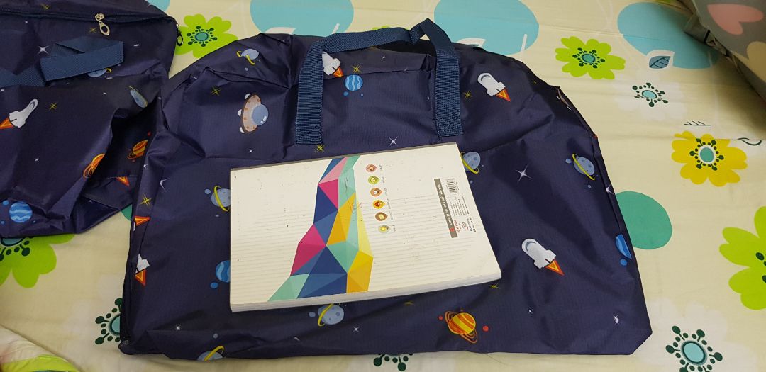 Giao đủ hàng. sản phẩm giống hình đăng, khá dày dặn. khóa kéo dễ. 
Màu tối khó bẩn, họa tiết đẹp.