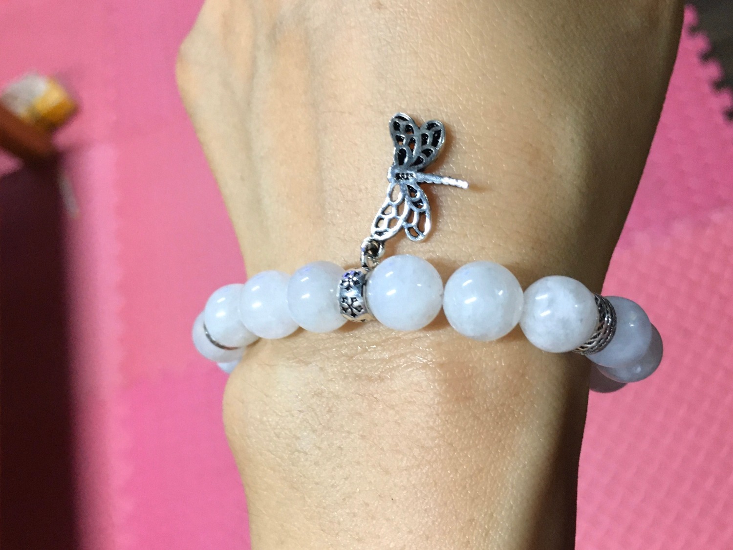 Vòng bên ngoài đẹp, điệu đà. Gói cẩn thận. Thêm sợi dây và 1 hạt nữa chắc phòng khi đứt hay tay rộng có thể xỏ thêm. Nếu dư tiềng sẽ mua tiếp hihi