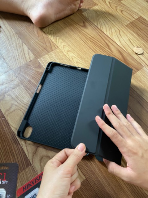 Giao nhanh. Phần ốp là nhựa mềm nhìn không chắc chắn lắm. Nhìn chung phù hợp giá thành