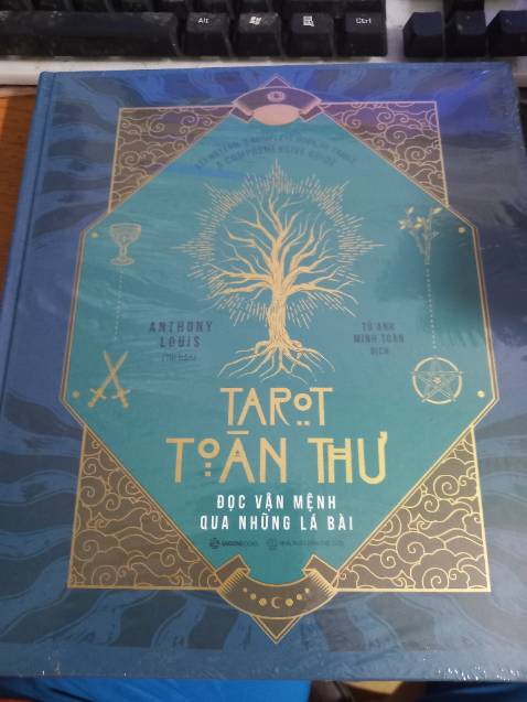 Sách in màu rất đẹp, nội dung dễ hiểu phù hợp những bạn mới bước vào Tarot. Các bạn có thể xem Mục lục mình chụp lại. Đợt này Fahasa sale đậm nên chớp ngay!
