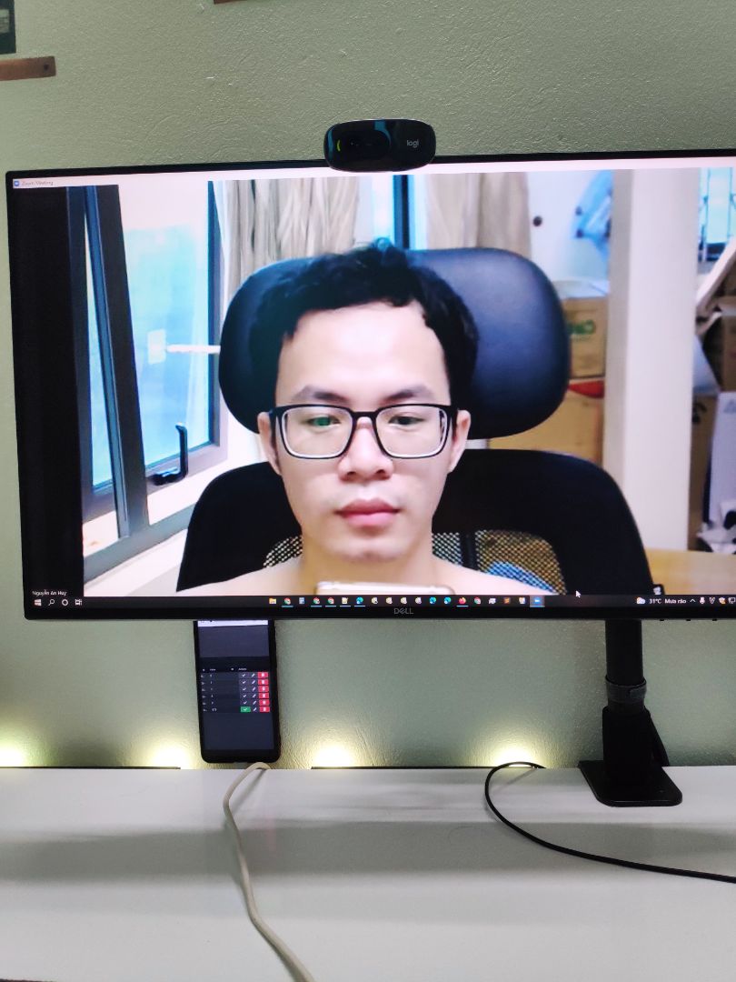 góc rộng, đủ dùng cho nhu cầu cơ bản. mic tốt nhưng ngồi bàn pc xa nên thu hơi nhỏ. ko biết có được bảo hành chính hãng của logitech ko?