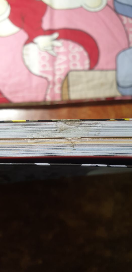 Tôi mới nhận sách ngày hôm nay, mở ra thấy không có màng bao là không thích rồi, nghía kỹ thì sách bị trầy, móp méo ở góc, hơi dơ, như vậy cũng chưa là lớn, nếu ngay hông sách không dính chất dơ mà ngửi kỹ thì đúng là mùi kẹo cao su, gớm không thể tả. Tôi yêu cầu được đổi trả sách.