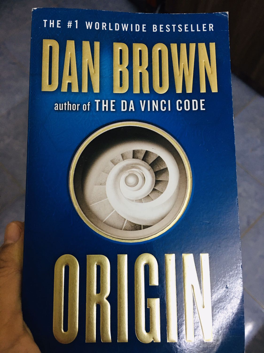Lần đầu tiên thử sức với bản gốc của Dan Brown nhưng có vẻ cũng Ko quá khó khăn. Chỉ cần cố gắng tra khoảng 3-4 từ trong mỗi trang là có thể hiểu được. Mới đọc có vài chương đầu nên chưa thể so sánh với các truyện khác của Dan.
Sách nhỏ gọn, giấy đen chống loá, rất ưng.