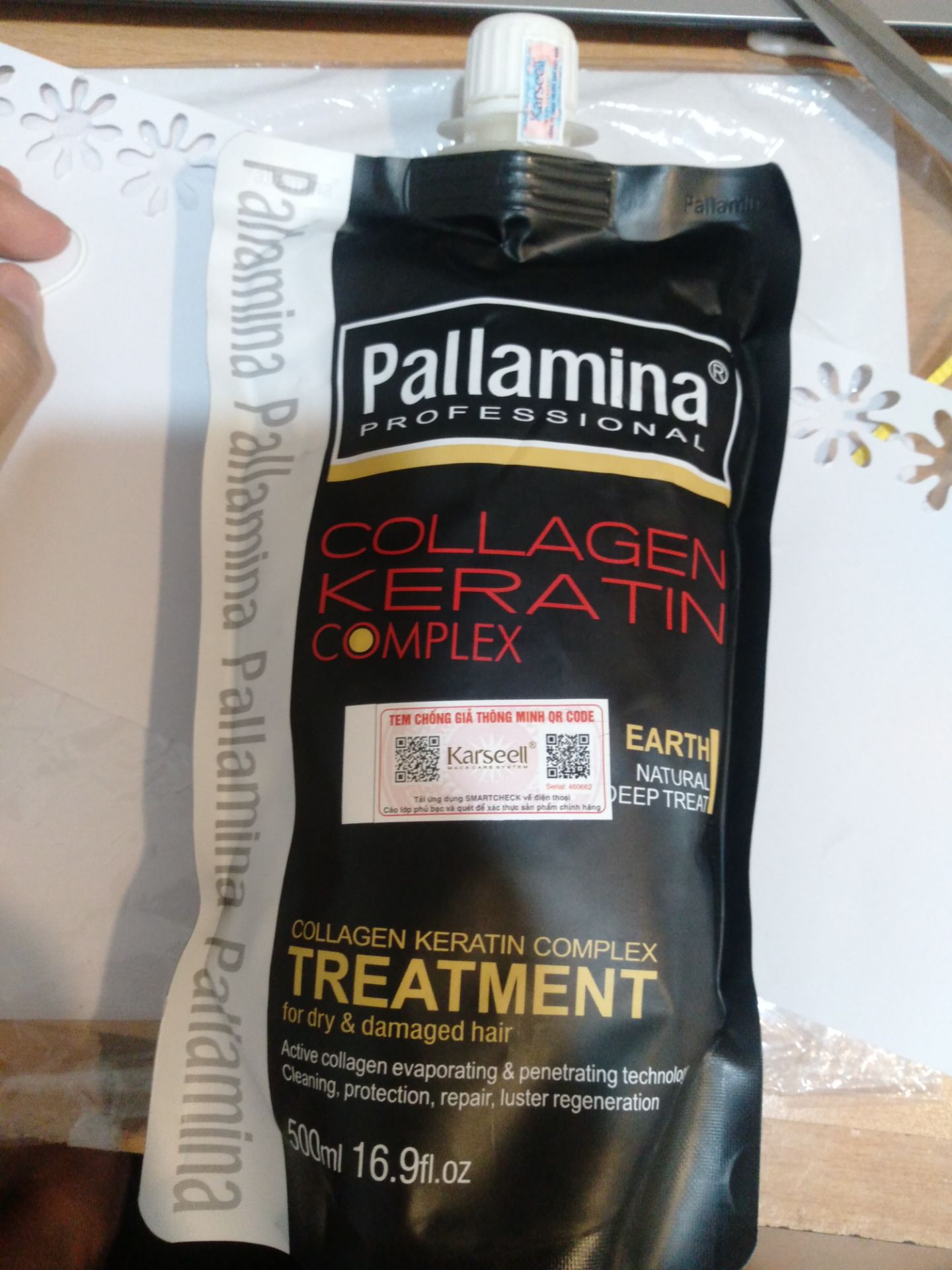 Hôm nay, tròn 3 tháng mình sử dụng sản phẩm này nên mới dám viết nhận xét.

Tóc mình trước đây rất yếu, cứ cắt đi được một thời gian là lại bị chẻ ngọn. Còn bây giờ, tóc chẻ vẫn còn nhưng rất ít, và tóc cũng đã chắc khỏe, óng mượt và đen hơn rất nhiều. 

Tóc ủ xong mùi giống như từ salon mới ra vậy. Mình dùng 3 tháng mà vẫn còn 2/3 gói nữa nhé.
Mình có chút thắc mắc vì bảo thương hiệu là của Ý nhưng mình tìm trên mạng không thấy có. Trong khi search thì ra tên công ty ở Quảng Châu (TQ) nên mình cho 4 sao thôi.