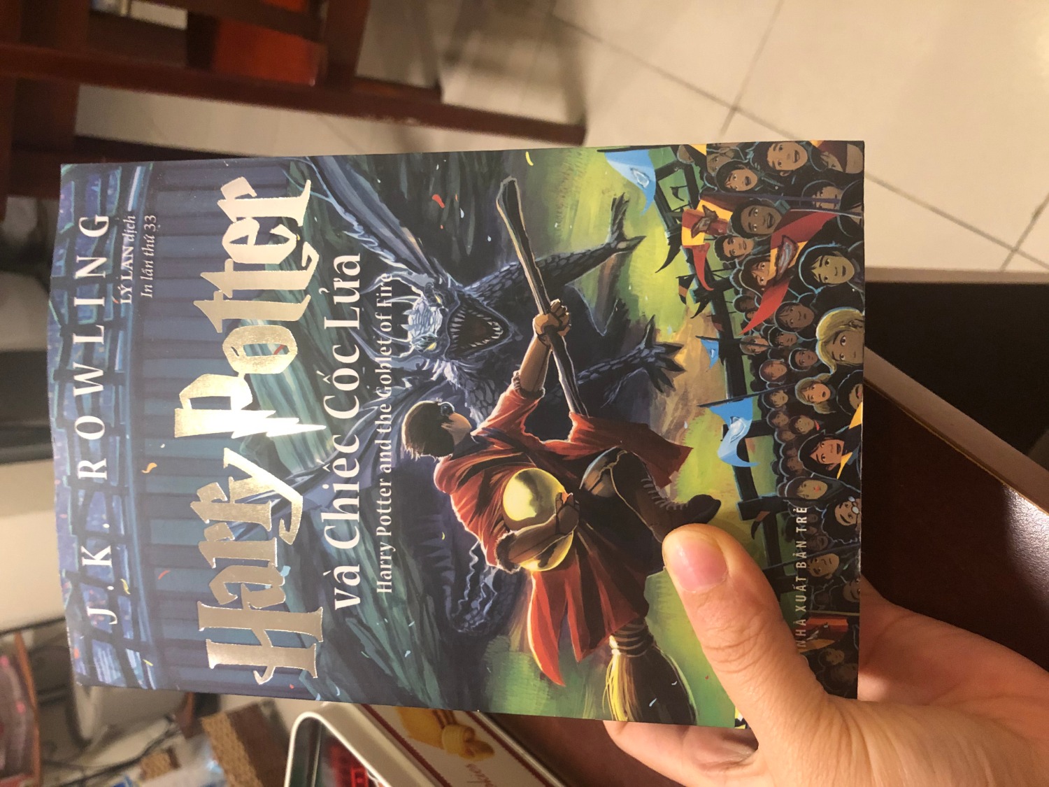 Gửi Tiki
Tôi đã nhận được 4 cuốn sách Harry Potter 1-4, tuy nhiên, cuốn 2,3 có bọc kính cẩn thận, cuốn 1 bọc kính bị rách tung ra khỏi sách, tập 4 yêu cầu tiki đổi lại cho tôi, lý do: 
1; sách không có  bọc giấy kính bảo vệ bên  ngoài
2: Sách bẩn, cắt xén không tươm tất
3: Sách in lỗi, bìa và các trang trong không phẳng phiu
Xin xem hình đính kèm. 
4: các cuốn tôi thấy in giấy màu hơi tối xỉn