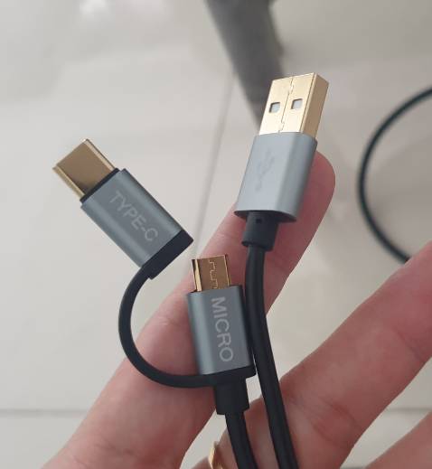 Sáng ngày ra phát hiện dây xạc mua tháng 3 không vào điện, vội vào đặt. Chỉ thấy 164k 2 đầu xạc giao trước 14h là chốt luôn. Khi nhận thì hóa ra 2 dây xạc luôn. Vậy là có thêm 1 cái mang lên CQ. Tạm cho Shop 5* nhé