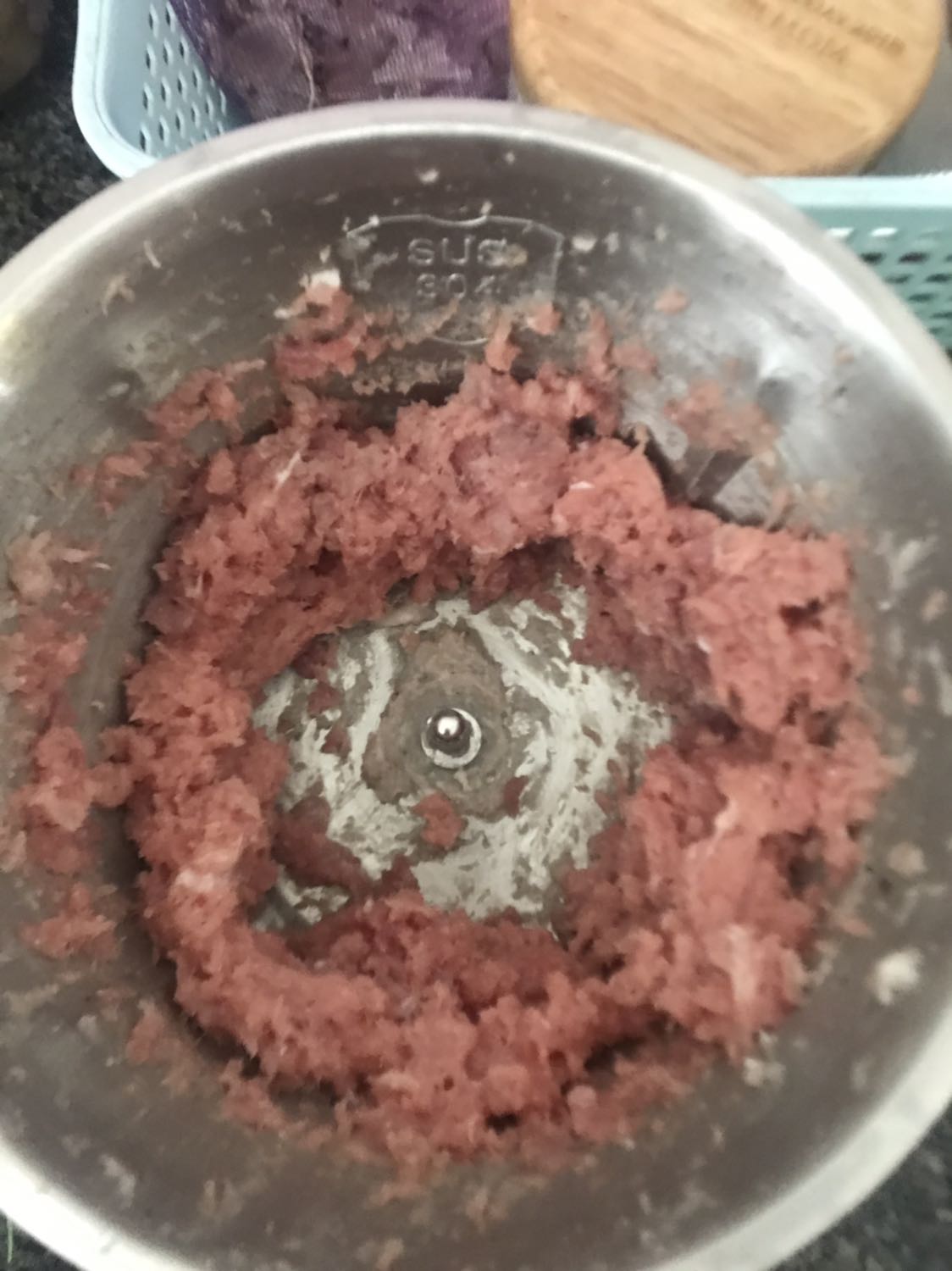 Máy xay thịt hơi xịn nha, nhanh chỉ vài giây là xong, nếu biết sớm thì đỡ vất vả băm băm thịt rồi, rất là nên mua nha mn.
Có điều vỏ inox mình thấy khá là mỏng, mỏng hơn tưởng tượng của mình rất nhiều, nên mình ko dám ướp gia vị lúc xay sợ nhỡ bị oxi hoá hoá, hôm trước mình có mua cối thuỷ tinh rất dày và chắc máy luôn, nếu cối inox dày hơn là mình sẽ cho 5* rồi.  
5* cho shop giao hàng nhanh, cẩn thận, đầy đủ phụ kiện nha.