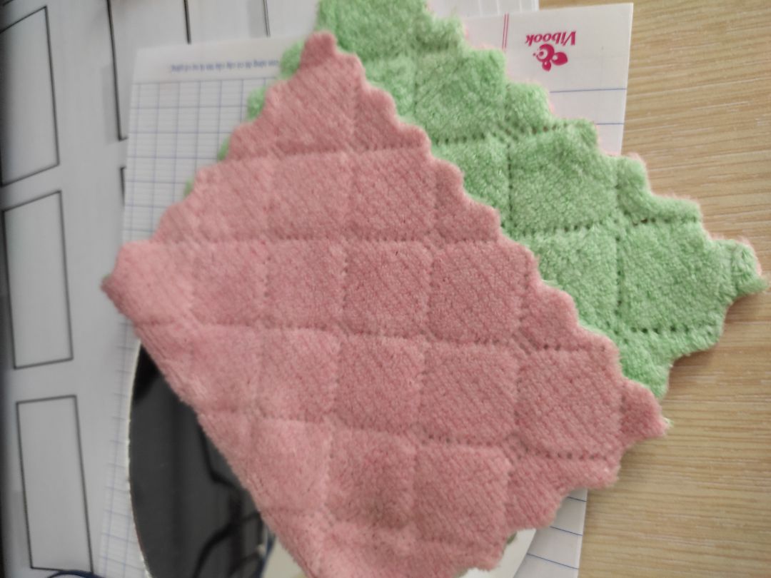 khăn thấm hút tốt, giặt phơi nhanh khô, chất lượng cũng khá mềm mịn nhưng chỉ nên dần để lay chùi, bề sinh thôi nhen