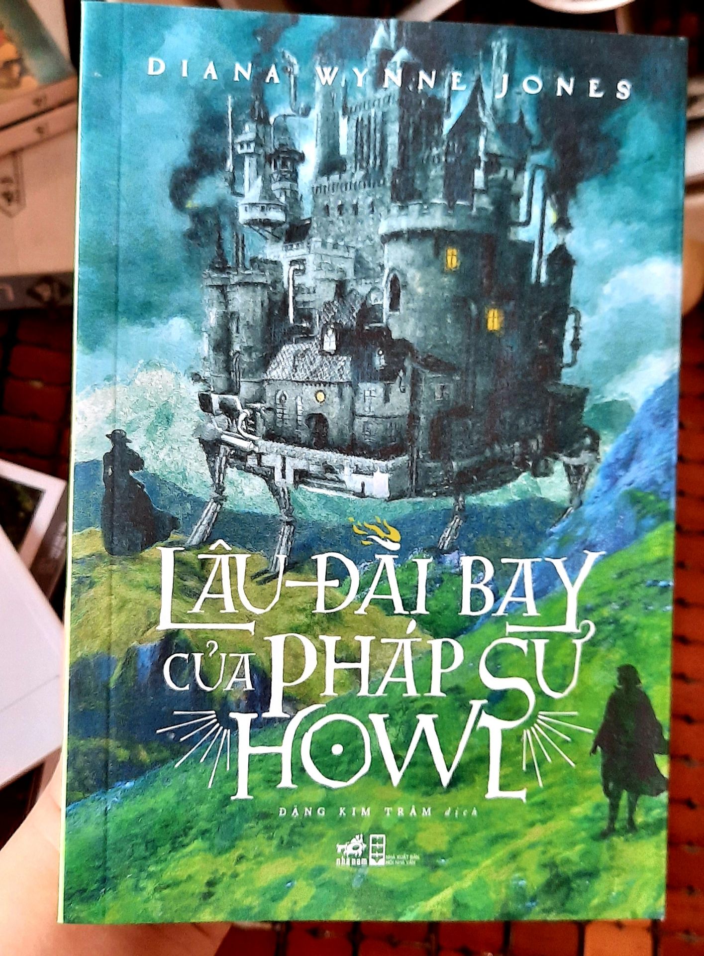 Tiki giao sớm hơn 2 ngày so với thông báo. Lần đầu mình được nhận sách do FAHASA đóng gói. Sách được bọc cẩn thận, mới tinh. Nhìn có vẻ sạch sẽ hơn một số đơn gần đây Tiki giao nữa :) Hơi buồn là sách đi từ cửa hàng nên không được bookcare. Nhưng khắc phục bằng tự bọc nilon cũng được :)
Về nội dung, mình tưởng sách là truyện thiếu nhi. Hóa ra là dành cho lứa tuổi thanh niên trở lên. Có thể gọi đây là Harry Potter dành cho người lớn - phép thuật kì ảo, thế giới song song, tình yêu, tình cảm gia đình và khát vọng tự do.