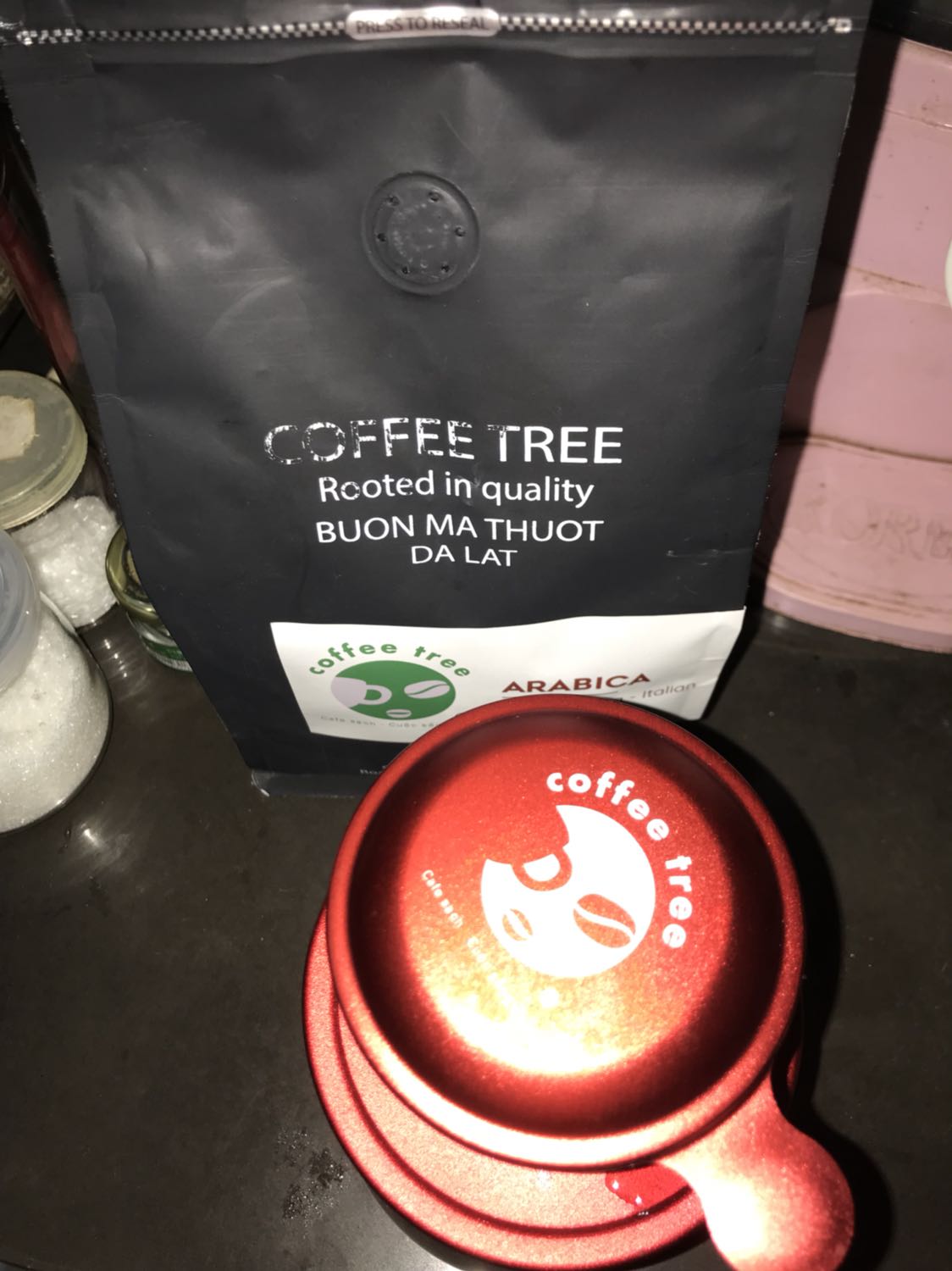 Vị chua nhiều, mình không thích mấy. Mình uống đen pha phin
bỏ xí đường , tưởng uống cà phê trái cây
Lạ miệng, mình không sành uống cà phê, uống vì thích uống, ngày khoảng 5 lần pha.
thế thôi
Đóng gói tốt, giao nhanh, chủ shop nhiệt tình dể mến, chúc em mạnh khoẻ , vượt qua đại dịch . Đặt thêm mấy loại khác về thử cho biết. Phin đẹp, hạt cà phê k lọt qua phin nhiều như higdlan cf và trung nguyên. Bữa nào tặng chị cái phin ngầu ngầu nhen.