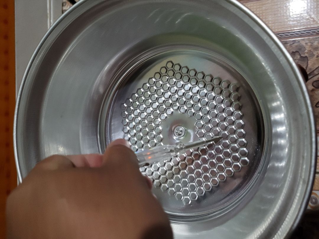 nồi nhìn đẹp, vỏ nồi sờ vào thấy rân rân nhẹ, tăng tăng nhẹ tay, lấy bút thử điện thấy có điện sáng ở bút thử. hỏi shop shop kêu bình thường? tiki làm trọng tài xem sao? nên xử lý thế nào tiki? vậy là bình thường hay bất thường, khách hàng hơi sợ điện giật quá? tiki hay hãng sản xuất giải thích nhé?