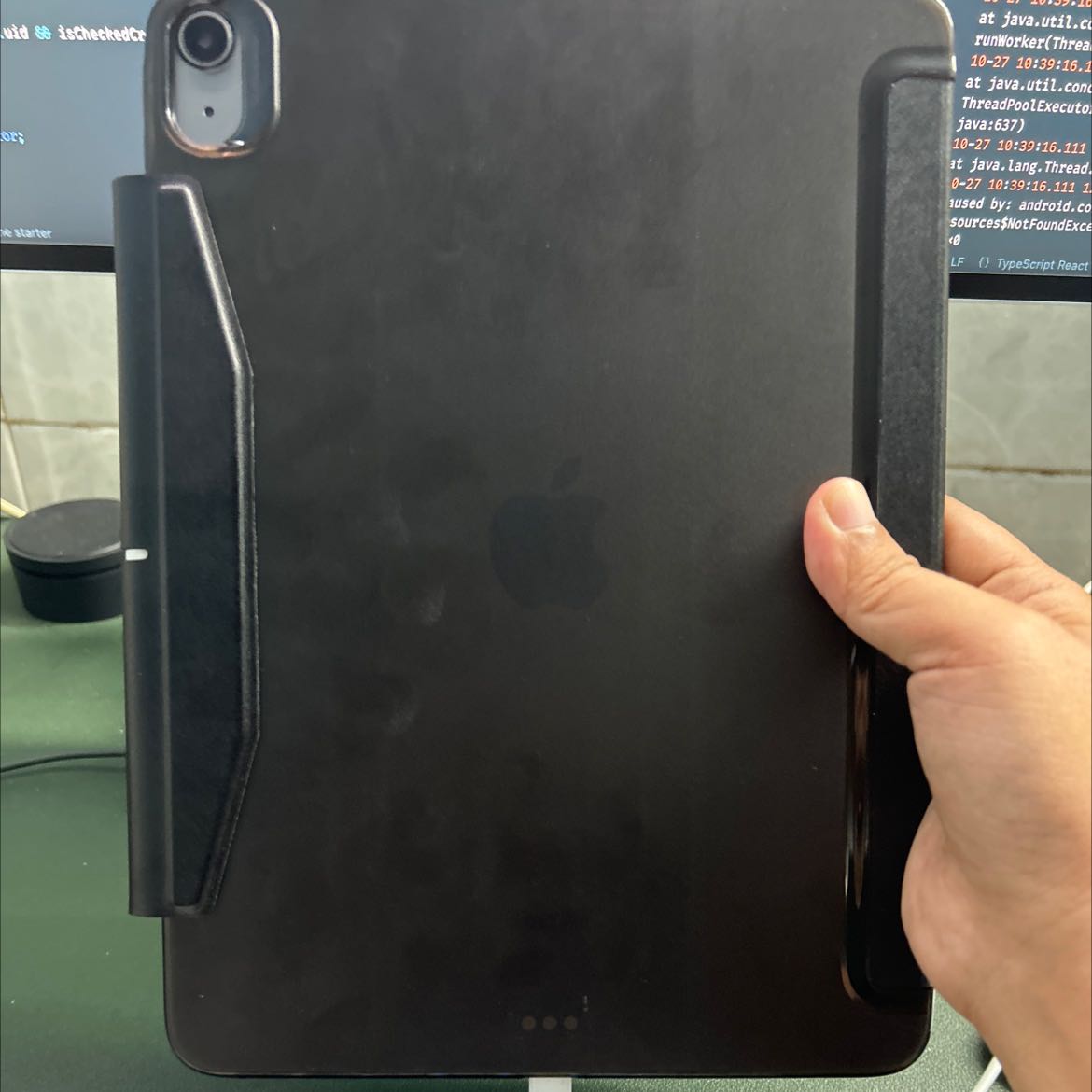 Fit với ipad air5, phần da lộn bên trong dễ bám bụi, còn lại ổn