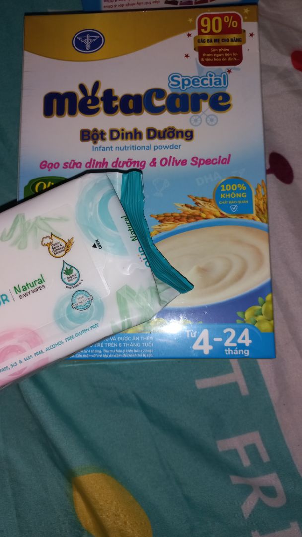Bột gạo sữa cho bé từ 4 tháng, nhưng sản phẩm ghi rõ không khuyến khích ăn sớm nè, tốt nhất là từ 6 tháng. Được tặng gói khăn ướt mini, bên trong hộp bột có kèm muỗng tiện lợi