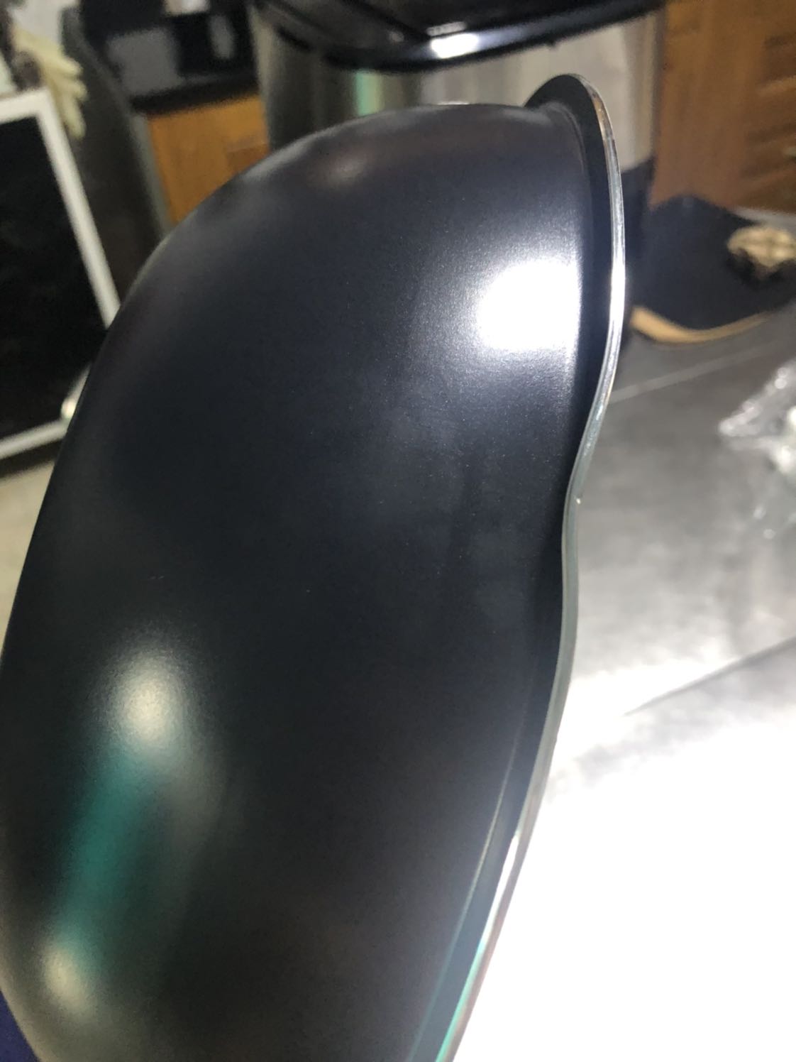 Lò nướng nguyên thùng mà khui ra trầy xước hết, đổi lại cái khác còn trầy hơn. Nhờ Tiki giải quyết thu hồi để hoàn tiền, mình còn mua sản phẩm khác, có việc sử dụng gấp, mà Tiki trả lời cho có lệ. Giao hàng lỗi cho mình 2 lần, giờ đổi trả hoàn tiền thì câu giờ, trả lời cho có rồi im luôn, bảo mình chờ, tầm 2 tuần hoặc hơn mới hoàn tiền cho mình được. Ngày nào cũng mất thời gian gọi lên *** Tiki nhờ giải quyết mà ko giải quyết được gì. Tốn tiền mua hàng, tốn thời gian chờ đợi, rồi tốn cước điện thoại để gọi *** nhờ giải quyết. Giờ tốn thêm 1 khoảng thời gian dài chờ mòn mỏi để được Tiki thu hồi sản phẩm và chờ hoàn tiền. Giờ muốn đặt mua sản phẩm khác để sử dụng cũng ko dám đặt, vì tiền chưa hoàn, lỡ mua cái khác mà Tiki ko chịu hoàn tiền, thành ra dư sản phẩm, mất luôn tiền. Chưa bao giờ mua hàng online đơn hàng tiền triệu mà bất an, bực bội và thất vọng như vậy...

Chảo tặng kèm thì móp hết trơn luôn...hình chụp do bị loá sáng nên nhìn đỡ hơn thực tế bên ngoài, góc chụp lúc thấy rõ trầy xước lúc ko...

Mọi người mua hàng nên cẩn thận nhé, bỏ tiền ra mua đồ nguyên thùng mà sản phẩm trầy như thế thì sao yên tâm dùng, Tiki giải quyết vấn đề hoàn tiền rất chậm chạp và vô trách nhiệm