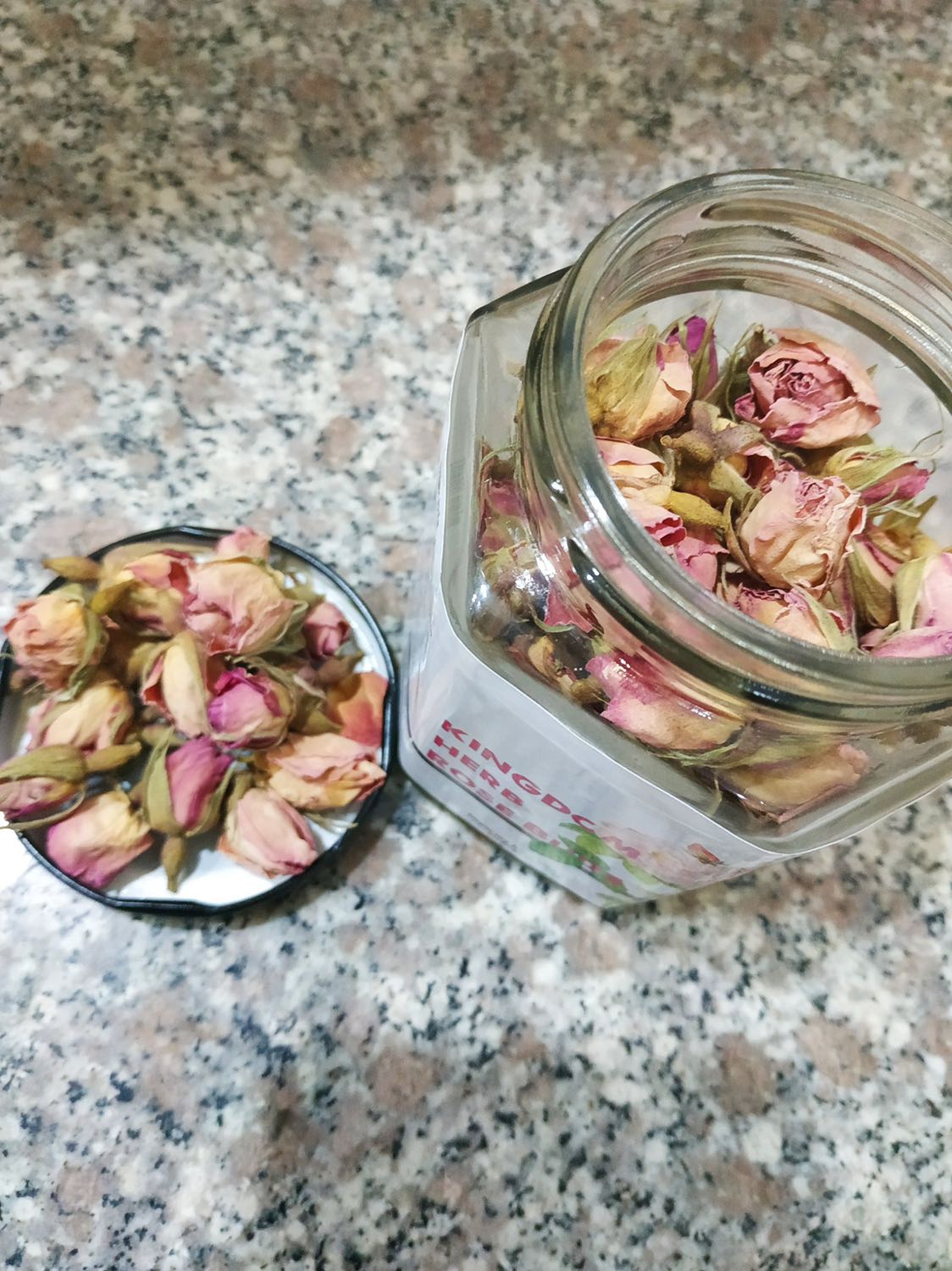 rất hài lòng về hình thức đóng gói, nụ hồng và saffron đều đựng trong lọ thủy tinh thay vì túi giấy zipper, vừa bảo quản tốt vừa nhìn đẹp phù hợp làm quà tặng ý nghĩa. Đã ***, hàng chất lượng, sẽ đặt tiếp khi gần hết