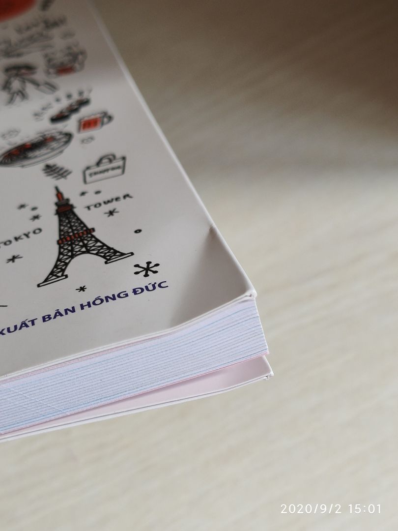 - Giao Hàng: Cực kì nhanh. Tiki hẹn mình ngày thứ 6 giao nhưng thứ 4 đã nhận được (Chưa đến 1 ngày kể từ lúc đặt hàng). Shipper thân thiện, làm việc gọn gàng, nhanh nhẹn.
- Đóng Gói : Khi nhận hàng, mình đã cảm thấy điềm khi hộp giao hàng bị móp nặng ở một góc. Góc sách bị bẻ cong. Bìa và gáy sách bị móp và bám nhiều bụi. Tuy nhiên, những điều trên không ảnh hưởng lớn đến trải nghiệm đọc sách của mình 
- Nội dung: Chất lượng giấy và màu in tốt. Sách được trình bày ở bố cục thông minh và gọn gàng, thích hợp với các bạn tự học. Lịch trình học của sách có phần hơi nhanh với các bạn mới bắt đầu nhưng nội dung ngữ pháp và từ vựng rất chỉn chu.