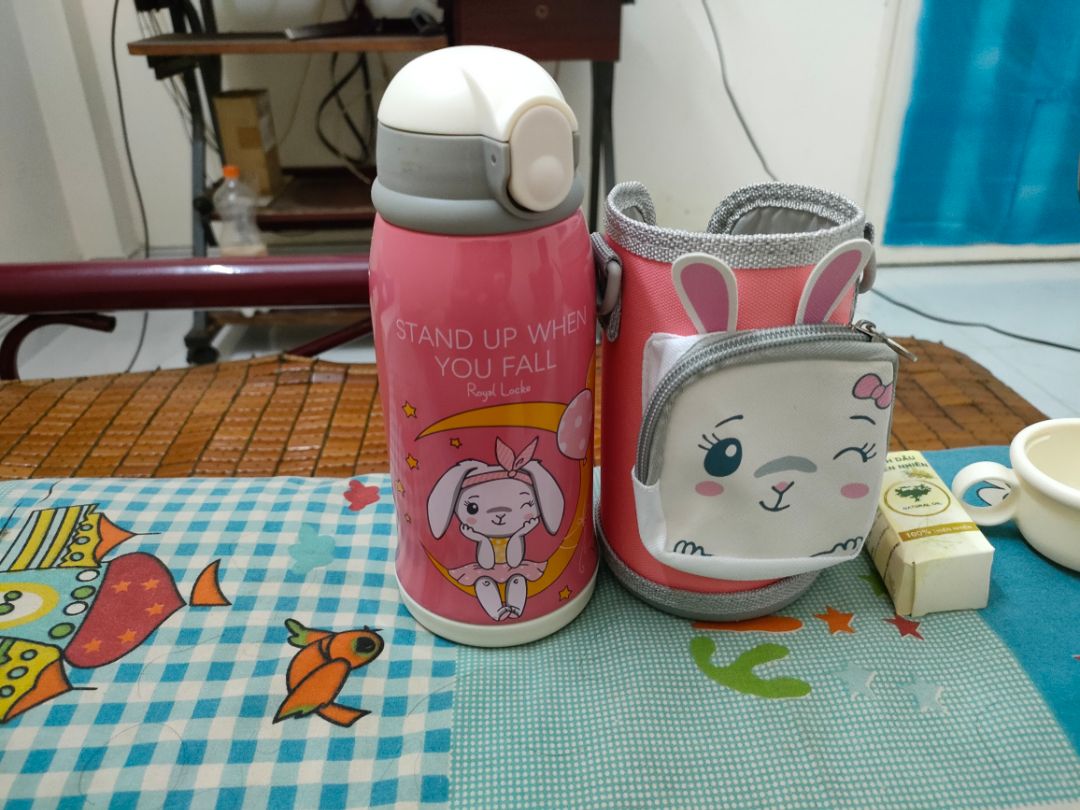 tôi đặt mua gấu hồng s giao thỏ hồng nhỉ? bây giờ có đổi đc cho tôi ko? hàng có tặng kèm 1 lọ tinh dầu thiên nhiên nhưng bị đổ tùm lum ướt cả cái hộp rồi.